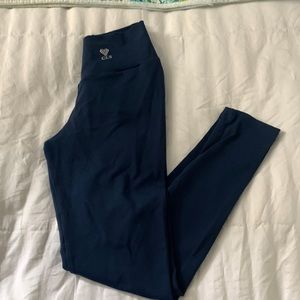 CLS - v-cut scrunch solid leggings